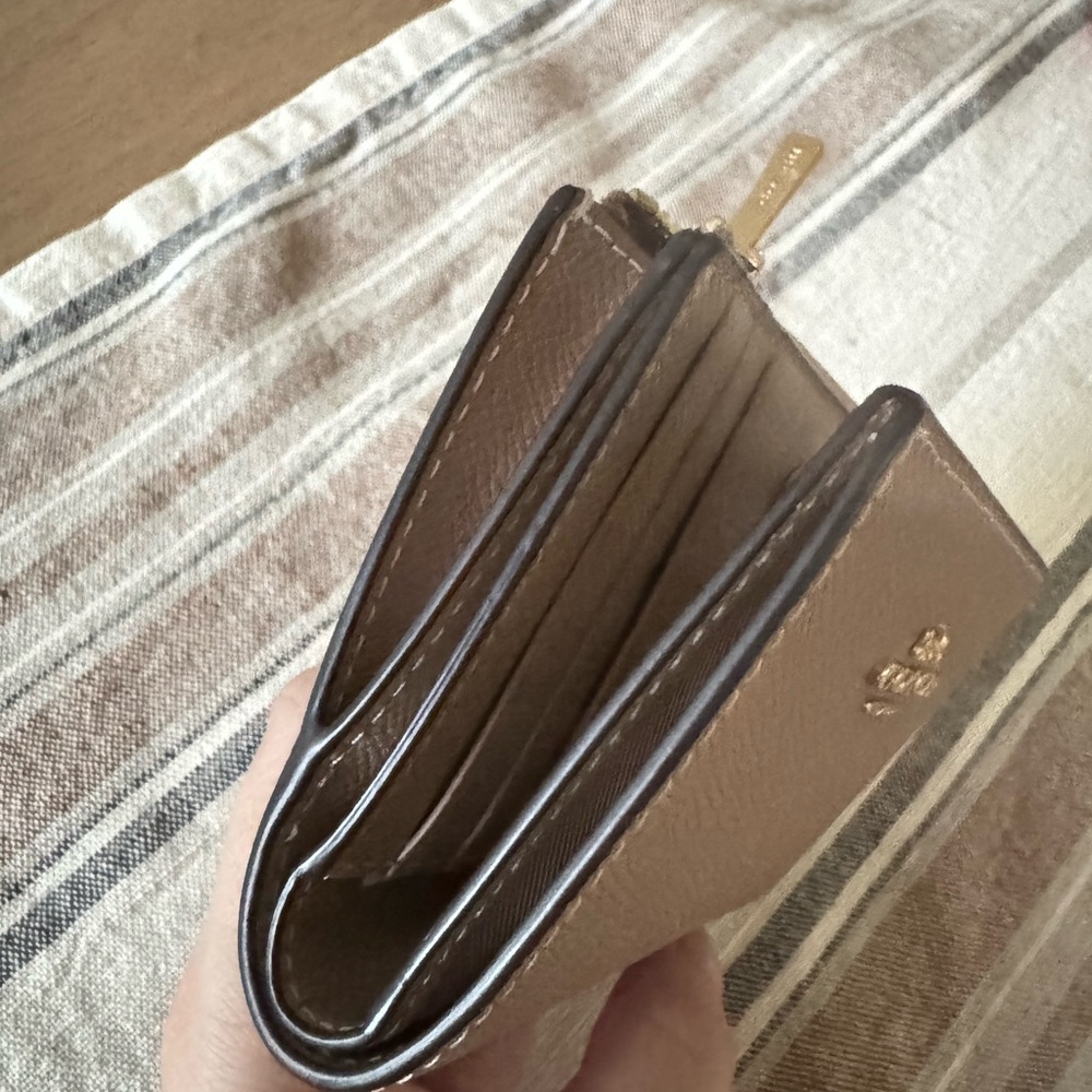 COACH| EUC Bifold Wallet - Picture 5 of 9